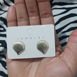 Women light gold shell stud mini earrings